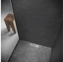 Badkamer met metalen douchegoot