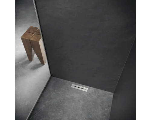 Badkamer met metalen douchegoot
