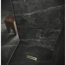 Moderne badkamer met donkere marmeren tegels, douchegoot en houten kruk