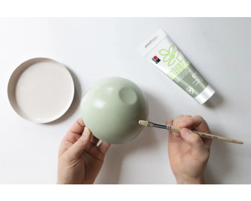 Beschilderde bal met Marabu verf, penseel en verfbakje