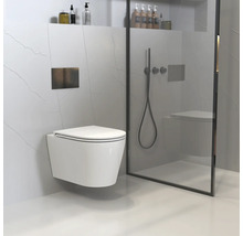 Wandcloset in een moderne badkamer met douche