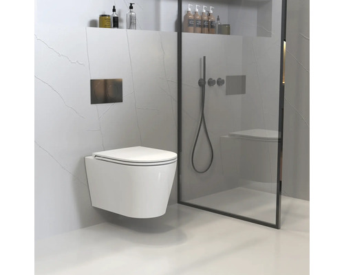 Wandcloset in een moderne badkamer met douche