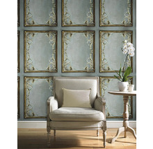 Decoratieve kamer met fauteuil, tafel en wandbehang met framepatroon voor een klassieke ambiance.