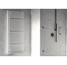 Badkamer met handdoekradiator en douchecabine
