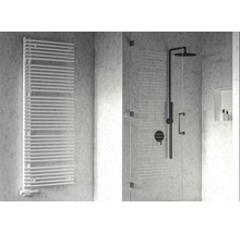 Badkamer met handdoekradiator en douche met douchekop