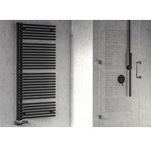 Moderne badkamer met zwarte handdoekradiator en douchecabine