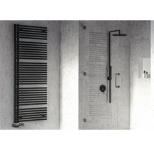 Badkamer met zwarte handdoekradiator en douchecabine