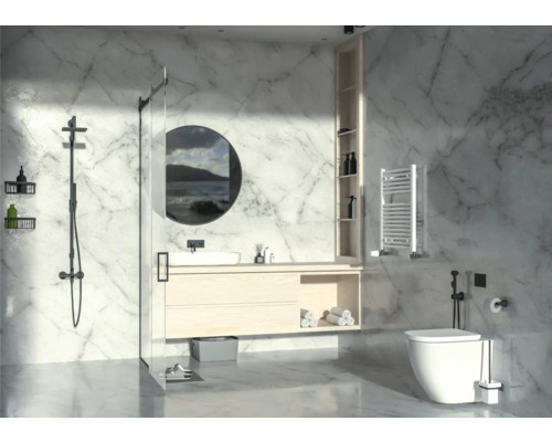 Moderne badkamer met douche, wastafel, spiegelkast, handdoekradiator en toilet voor marmeren wand