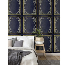 Slaapkamer met behang met een patroon van lijsten en ornamenten