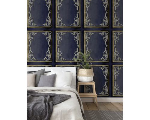 Slaapkamer met behang met een patroon van lijsten en ornamenten