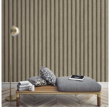 Interieurfoto van een kamer met een staande lamp en geribbeld behang