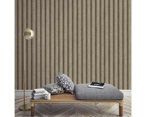 Interieurfoto van een kamer met een staande lamp en geribbeld behang