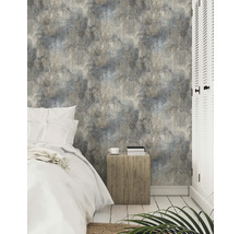 Slaapkamer met bed en betonlook wandbekleding