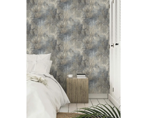 Slaapkamer met bed en betonlook wandbekleding