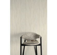 Licht, gestructureerd vliesbehang met stoel