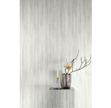 Licht behang met visgraatmotief in de kamer met decoratie