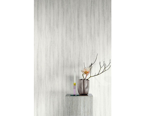 Licht behang met visgraatmotief in de kamer met decoratie