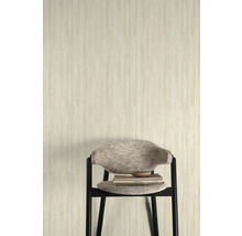 Gedetailleerde weergave van een beige vliesbehang met textielstructuur