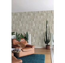 Woonkamer met bruine leren fauteuil, blauw tapijt en behang met patroon