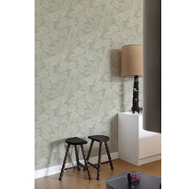 Kameroverzicht met bloemenbehang, krukken en lamp