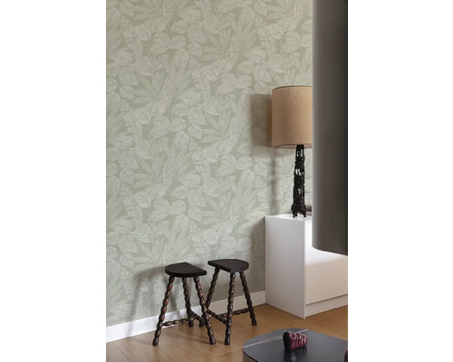 Kameroverzicht met bloemenbehang, krukken en lamp