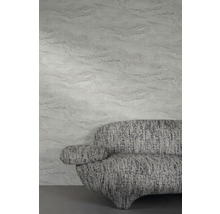 Wanddecoratie met marmerstructuur en grijze bank