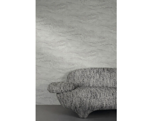 Wanddecoratie met marmerstructuur en grijze bank