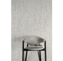 Close-up van een wit structuurbehang met een stoel