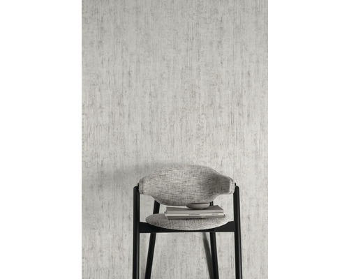 Close-up van een wit structuurbehang met een stoel
