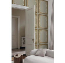 Interieur met behang met stucwerklijsten, open deur en bank