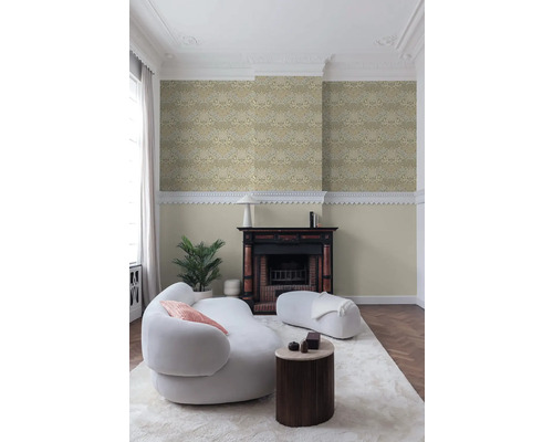 Woonkamer met patroonbehang, open haard, bank en bijzettafel