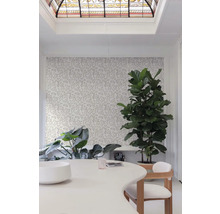 Lichte kamer met patroonbehang, eettafel en kamerplanten