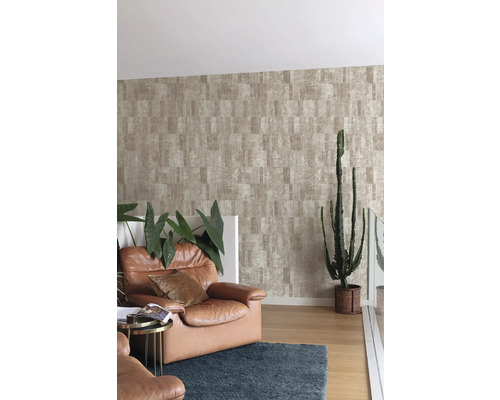 Woonkamer met patroonbehang, fauteuil en kamerplanten voor een gezellige sfeer