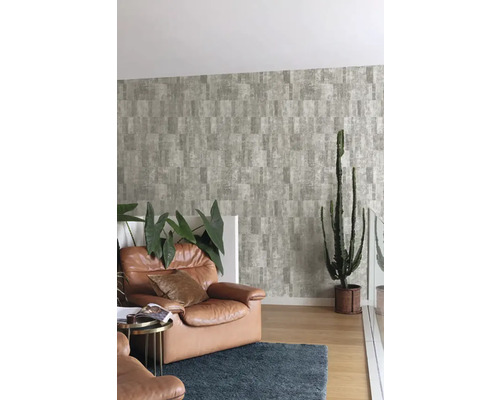 Woonkamer met behang met patroon, fauteuil en kamerplanten