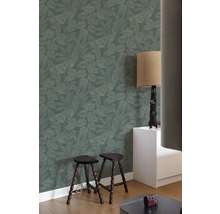 Woonkamer met patroonbehang, twee krukken en een lamp