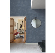 Interieur met een wand van tegels met patroon, een spiegel en een open houten deur