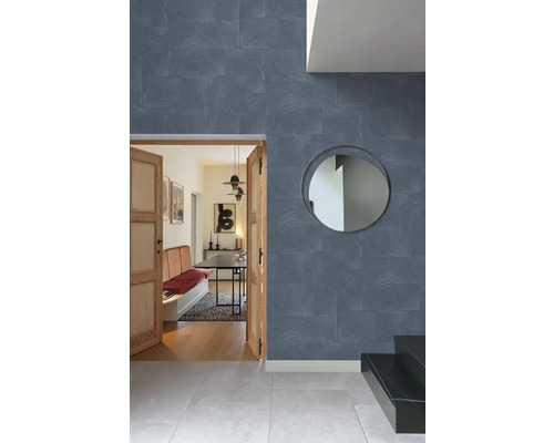 Interieur met een wand van tegels met patroon, een spiegel en een open houten deur