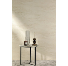 Decoratief stilleven met kaars, vaas en geurkaars op een bijzettafel voor een gemusterde wand