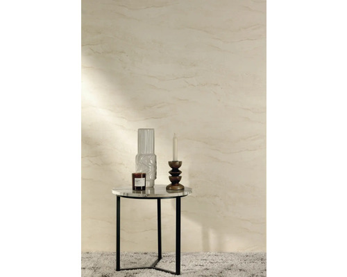 Decoratief stilleven met kaars, vaas en geurkaars op een bijzettafel voor een gemusterde wand