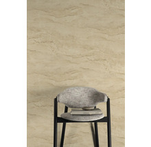 Wanddecoratie met natuurlijke steenlook en stoel