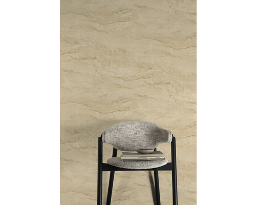 Wanddecoratie met natuurlijke steenlook en stoel