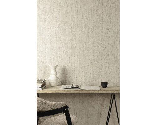 Scène met structuurbehang, bureau, boek en decoratie