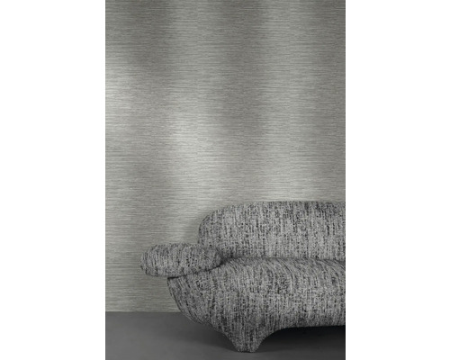 Woonkameropstelling met structuurbehang en sofa