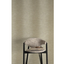 Close-up van een muur met horizontaal gestructureerd behang achter een stoel.