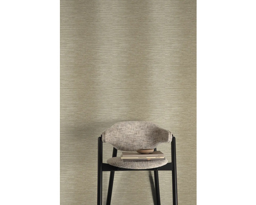 Close-up van een muur met horizontaal gestructureerd behang achter een stoel.