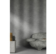 Scene met grijs behang, bank en decoratie