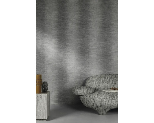 Scene met grijs behang, bank en decoratie