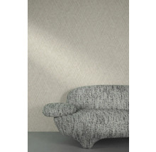 Close-up van een gedessineerd behang en een bank