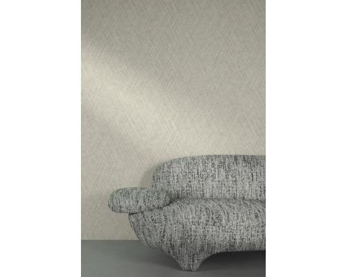 Close-up van een gedessineerd behang en een bank