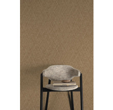 Bruin vliesbehang met grafisch patroon en stoel